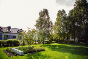 nowoczesny ogrod poznań, projekt ogrodu Poznań, minimalistyczny ogród, beton w ogrodzie, ogrody rockandflower studio projektowanie ogrodów poznań, architektura krajobrazu poznań