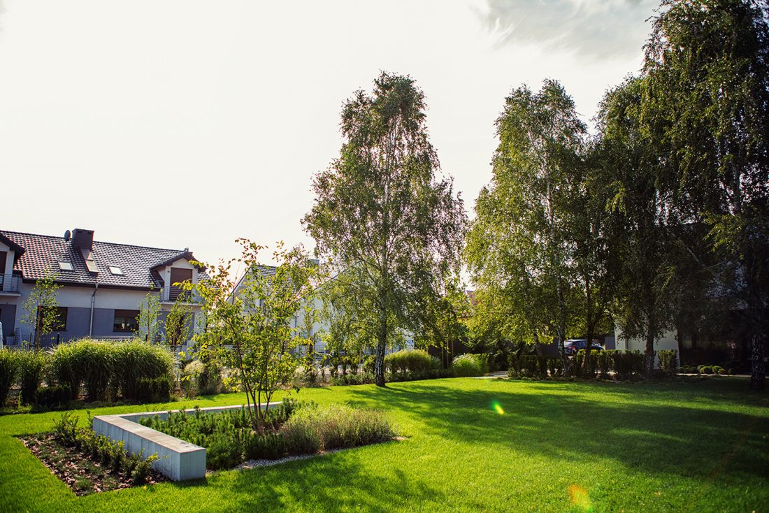 nowoczesny ogrod poznań, projekt ogrodu Poznań, minimalistyczny ogród, beton w ogrodzie, ogrody rockandflower studio projektowanie ogrodów poznań, architektura krajobrazu poznań