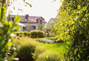 nowoczesny ogrod poznań, projekt ogrodu Poznań, minimalistyczny ogród, beton w ogrodzie, ogrody rockandflower studio projektowanie ogrodów poznań, architektura krajobrazu poznań