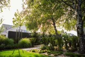 nowoczesny ogrod, minimalistyczny ogród, beton w ogrodzie, ogrody rockandflower studio projektowanie ogrodów poznań, architektura krajobrazu poznań