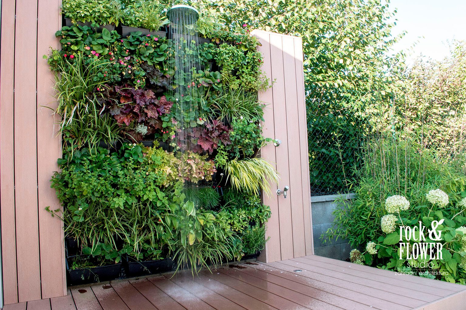 ogród łączonych materiałów